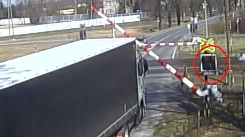 Kamion vjel do závor na přejezdu ve Studénce. Nebezpečný manévr zachytila kamera